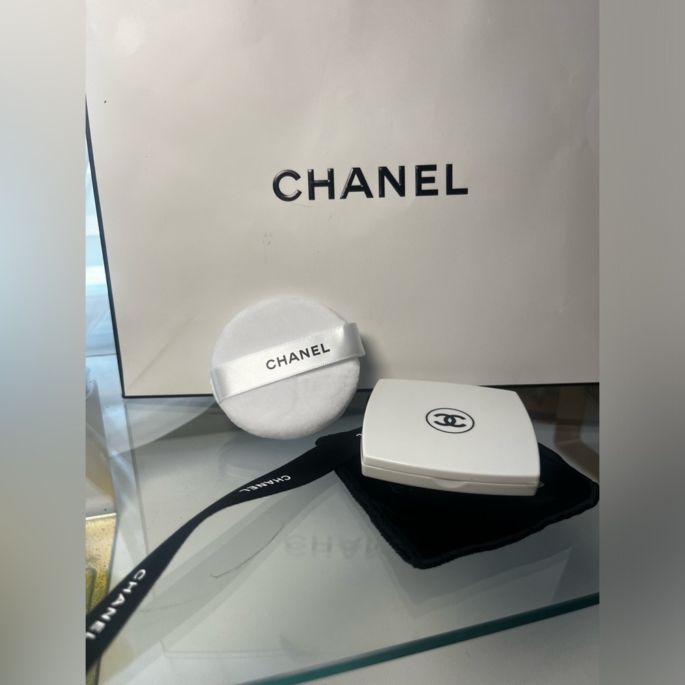 “HOSTPICK”CHANEL LIMITED EDITION DUO COMPACT DOUBLE FACETTE MIRROR W/Powder Puff - Picture 2 of 6